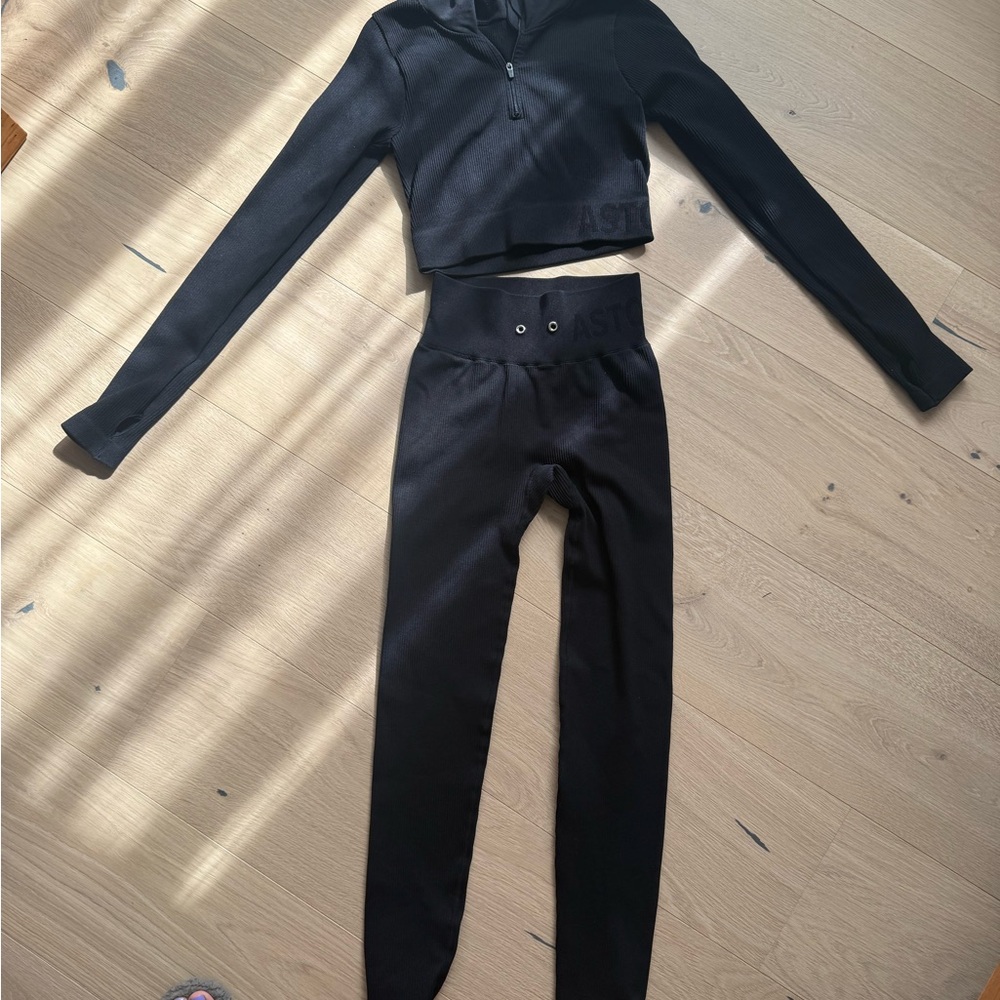 Black High-Waisted Leggings Sleek Form-Fitting Design